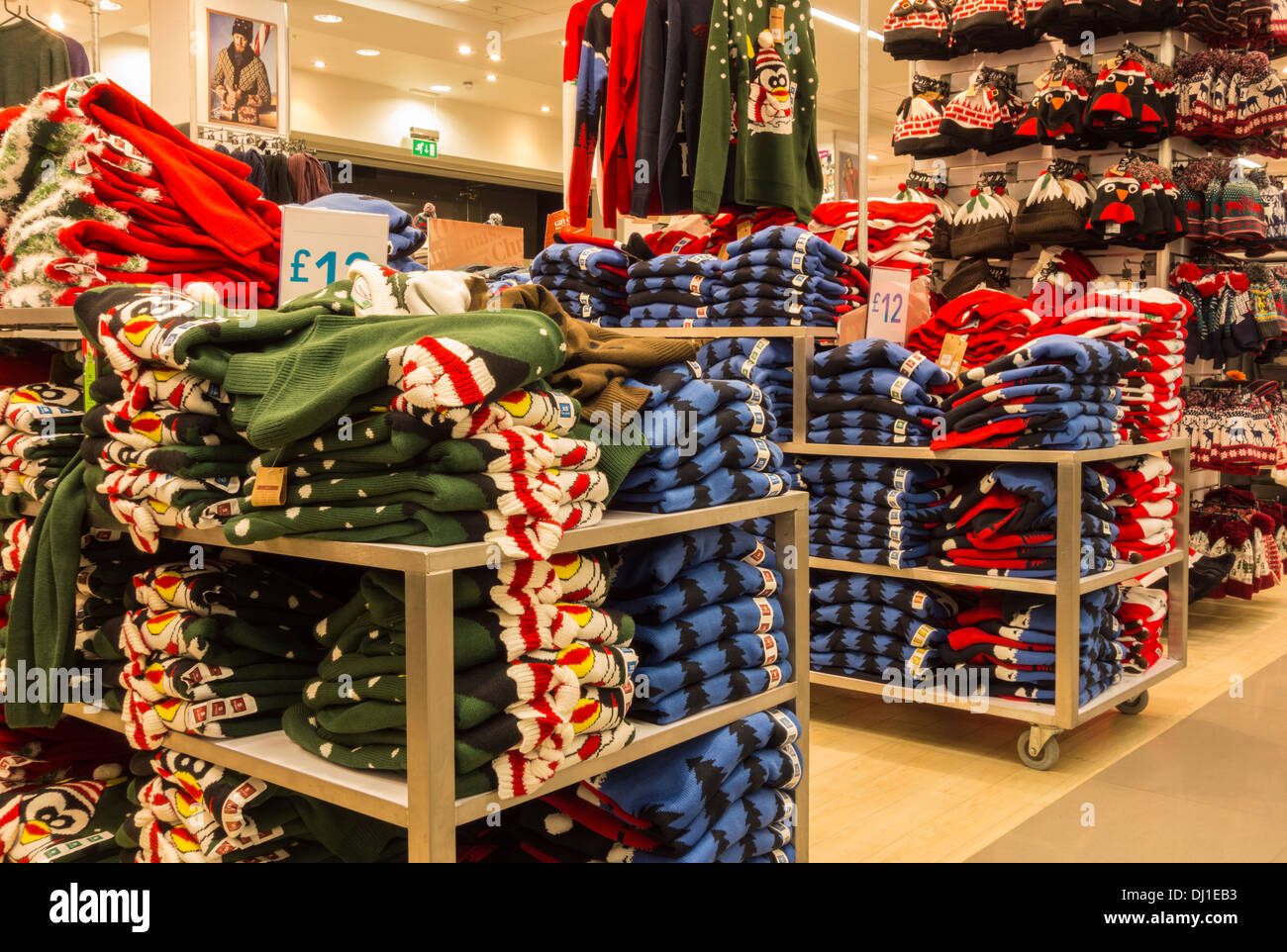 Natale pullover in Primark store. Inghilterra, Regno Unito Foto Stock