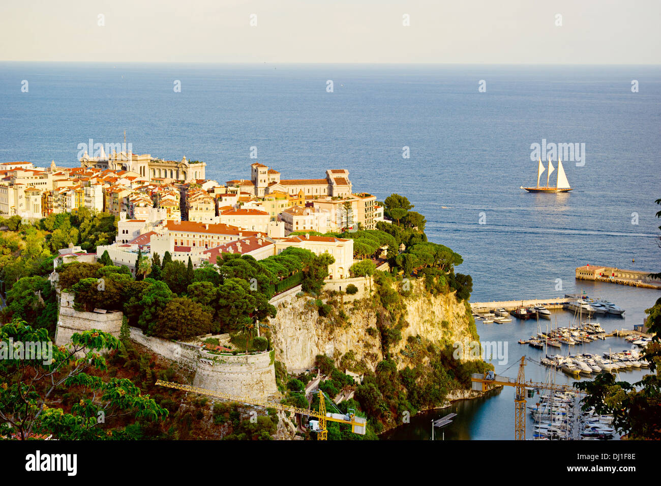 Vista su Monaco, yacht a vela nella Baia Foto Stock