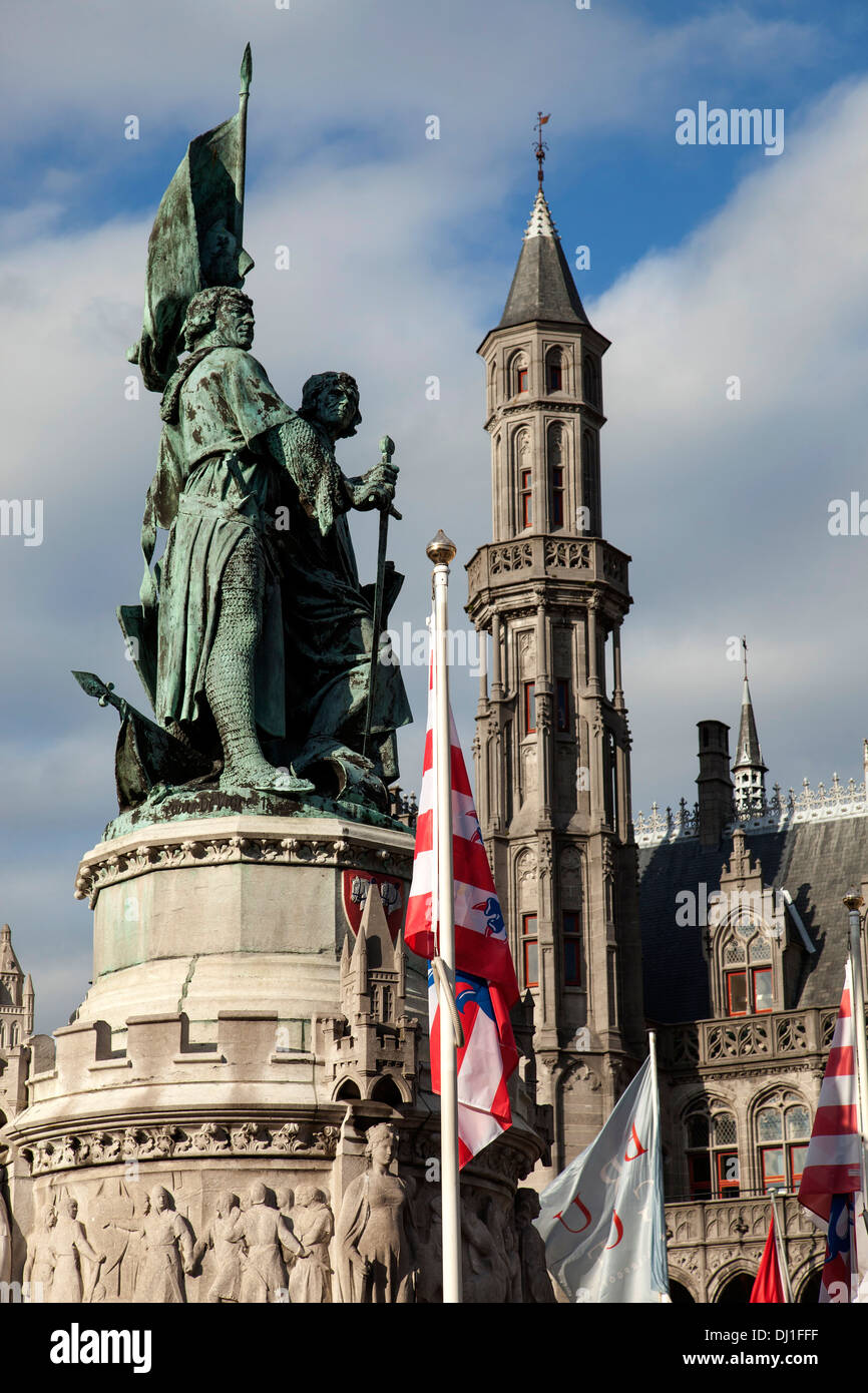 Statua di Bruges eroi folk Jan Breydel e Pieter De Coninck sul Grote Markt square con Provinciaal Hof in Bruges Foto Stock