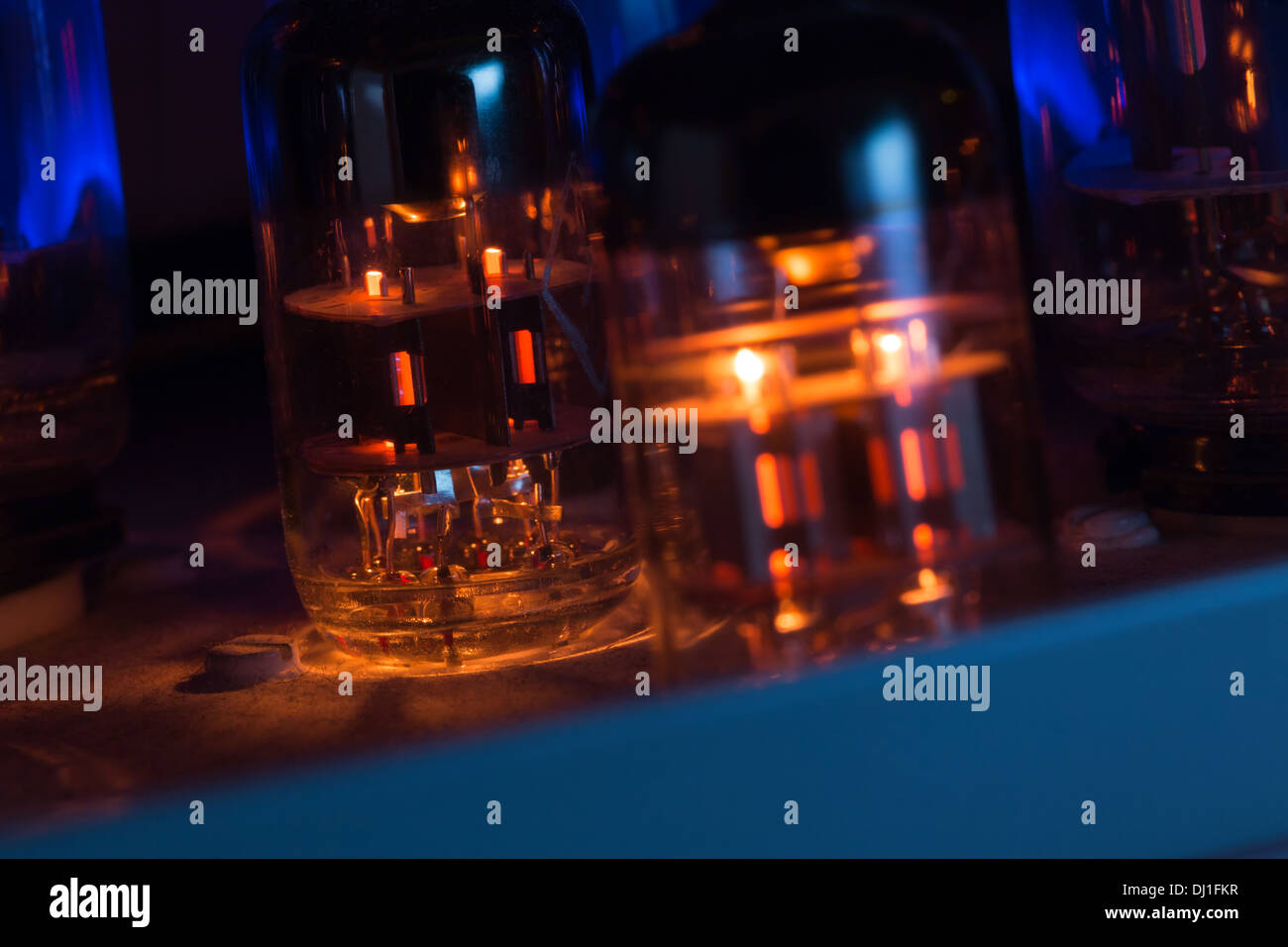 Close-up di esecuzione di tubo all'interno dell'amplificatore audio per applicazioni high-end di amanti della musica Foto Stock