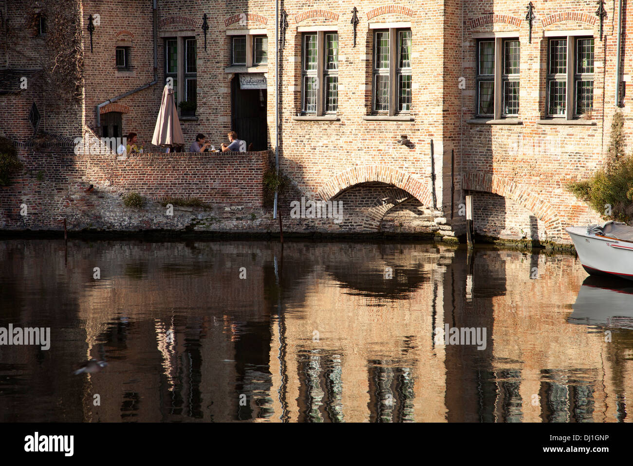 Ristorante presso il Canal Rozenhoedkaai a Bruges, Belgio Foto Stock
