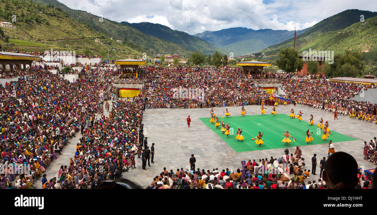 Il Bhutan, Thimpu Dzong, annuale Tsechu Raksha Mangcham danza, con il signore della morte Foto Stock
