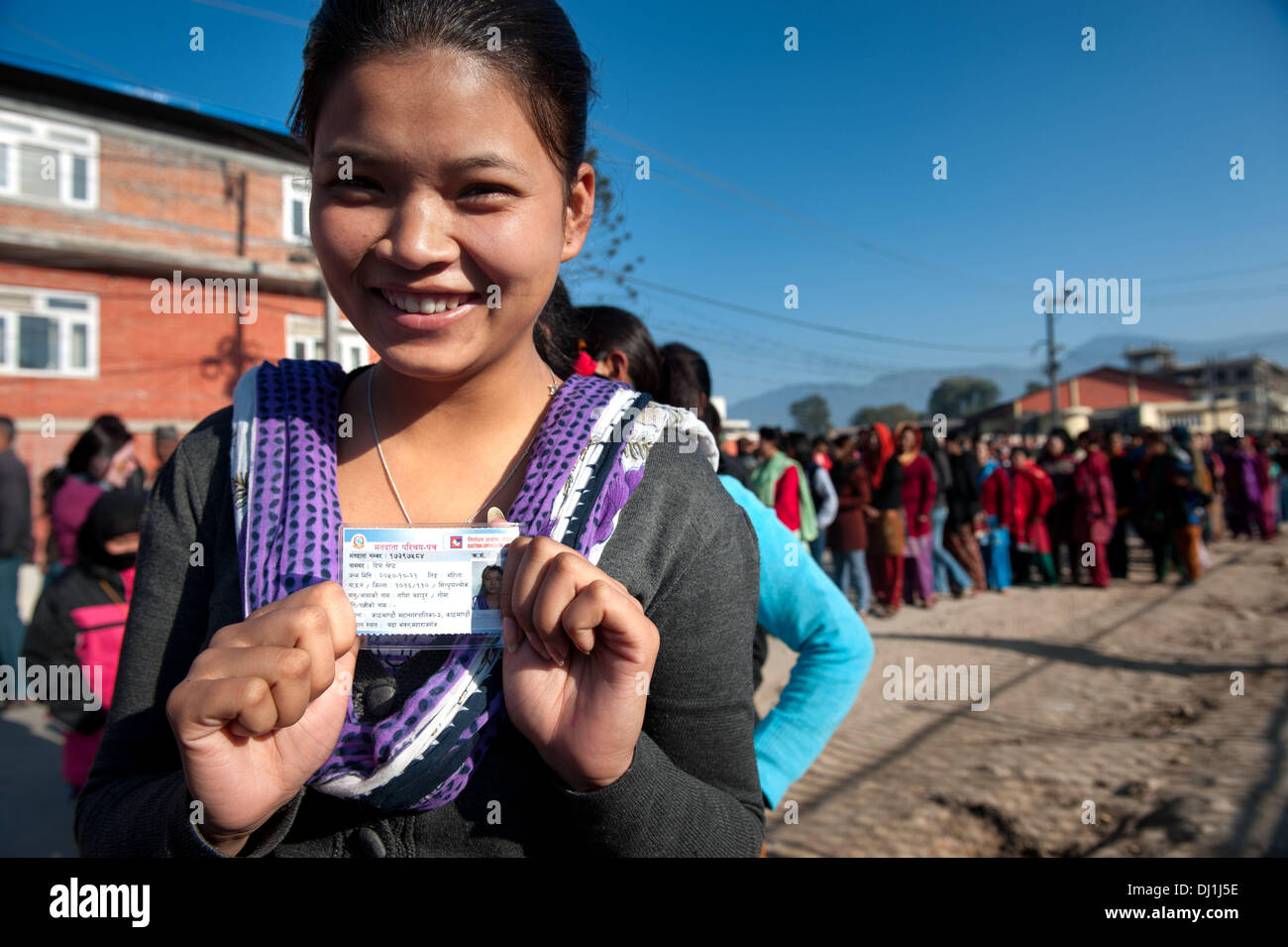 Kathmandu, Nepal. Xix Nov, 2013. Tika Shreshta, un diciotto anni ragazza, tiene i suoi elettori card mentre è in coda per gettare il suo voto per la prima volta.Oltre 12 milioni di elettori accorsi ai seggi elettorali in una offerta di eleggere Assemblea costituente. Ultime elezioni si sono tenute nel 2008 quando l'Assemblea costituente non è riuscito a scrivere una nuova costituzione. Il Nepal ha lottato con incertezza politica fin dal 2006 quando le dimostrazioni di strada costretto allora il re Gyanendra a rinunciare al suo regime autoritario. Credito: ZUMA Press, Inc./Alamy Live News Foto Stock