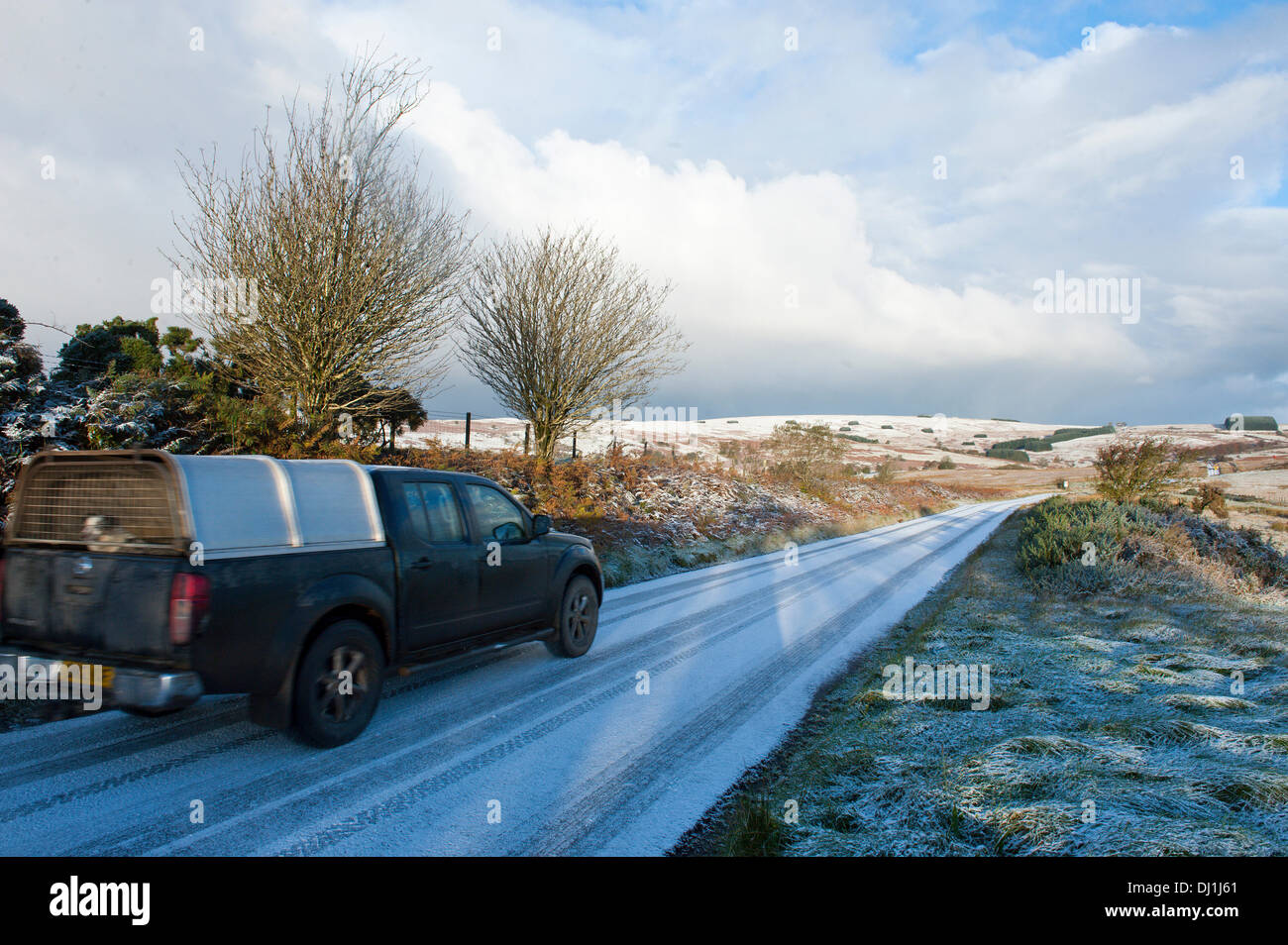Cambrian Mountains, Powys, Wales, Regno Unito. Il 19 novembre 2013. A quattro ruote motrici negozia la strada B4519 strada tra Garth e cappella superiore. La temperatura è scesa al di sotto del congelamento la scorsa notte e una leggera spolverata di neve è sceso sulla terra alta. Credito: Graham M. Lawrence/Alamy Live News. Foto Stock