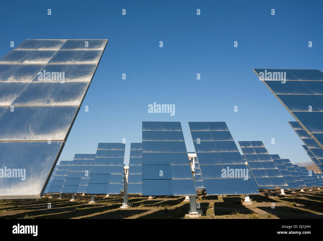 Righe di pannelli solari, cosiddetto heliostats, la generazione di energia in corrispondenza di uno dei più grande d'Europa energia solare i campi in Tabernas Des Foto Stock