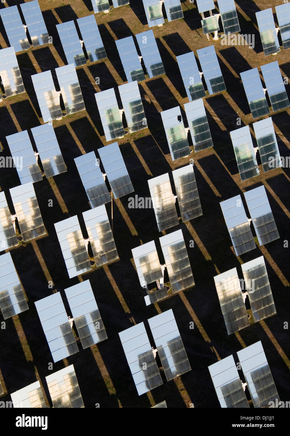 Righe di pannelli solari, cosiddetto heliostats, la generazione di energia in corrispondenza di uno dei più grande d'Europa energia solare i campi in Tabernas Des Foto Stock