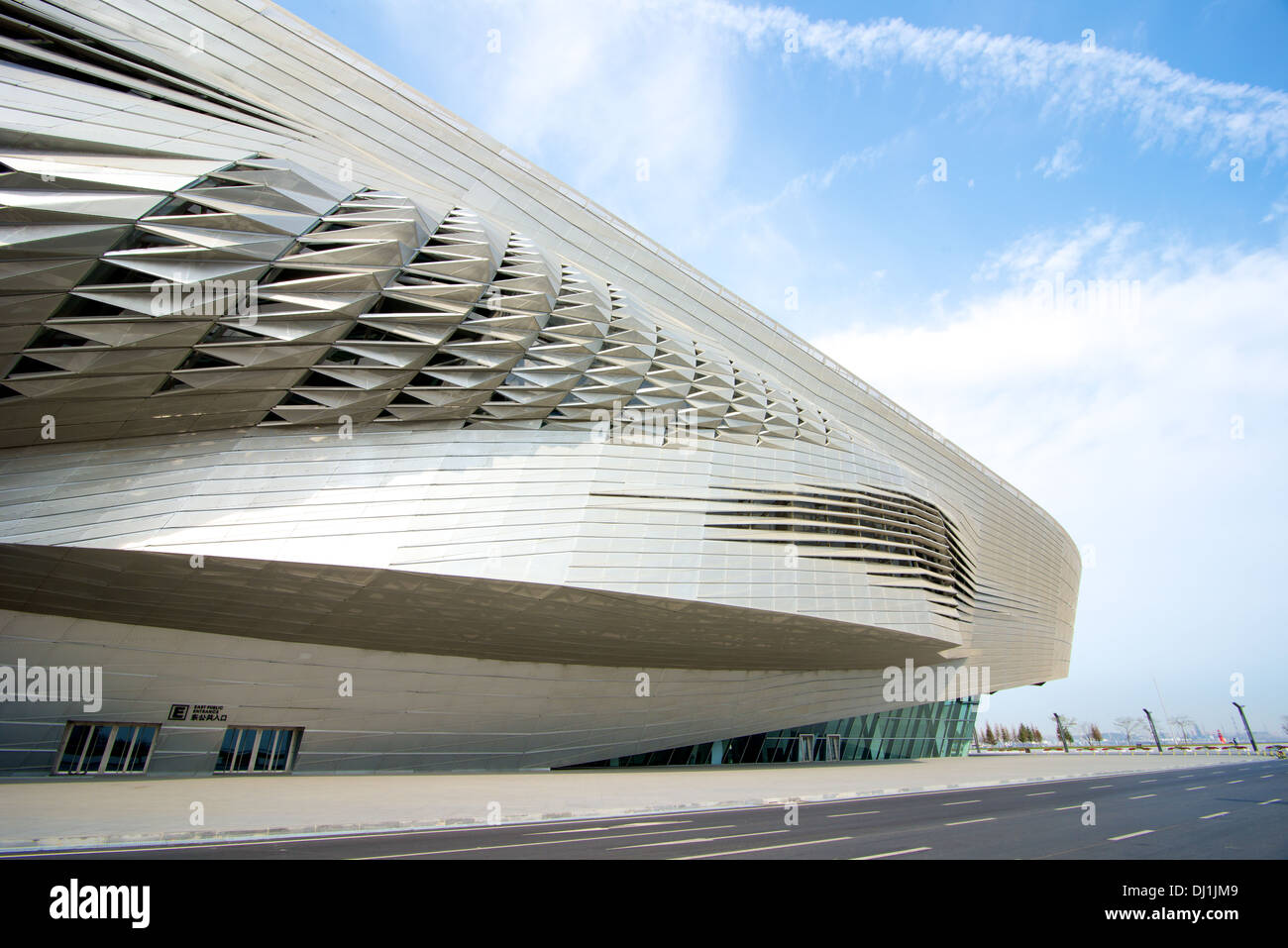 Moderno edificio futuristico a Dalian Cina Foto Stock