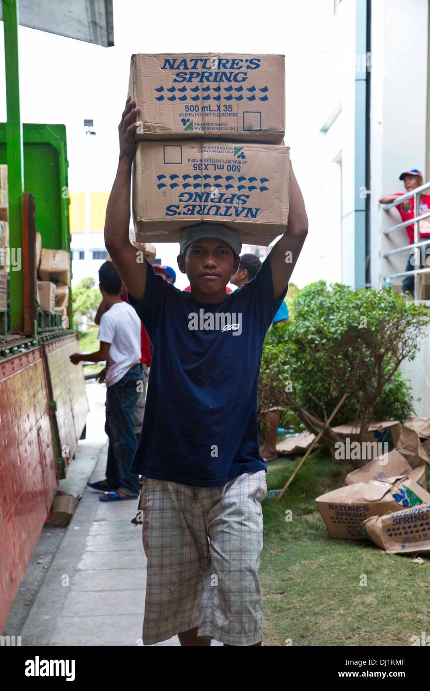Ormoc, Filippine. Il 18 novembre 2013. Un lavoratore di volontariato offre sollievo fornisce all indomani della Super Typhoon Haiyan Novembre 18, 2013 in Ormoc, Filippine. Credito: Planetpix/Alamy Live News Foto Stock