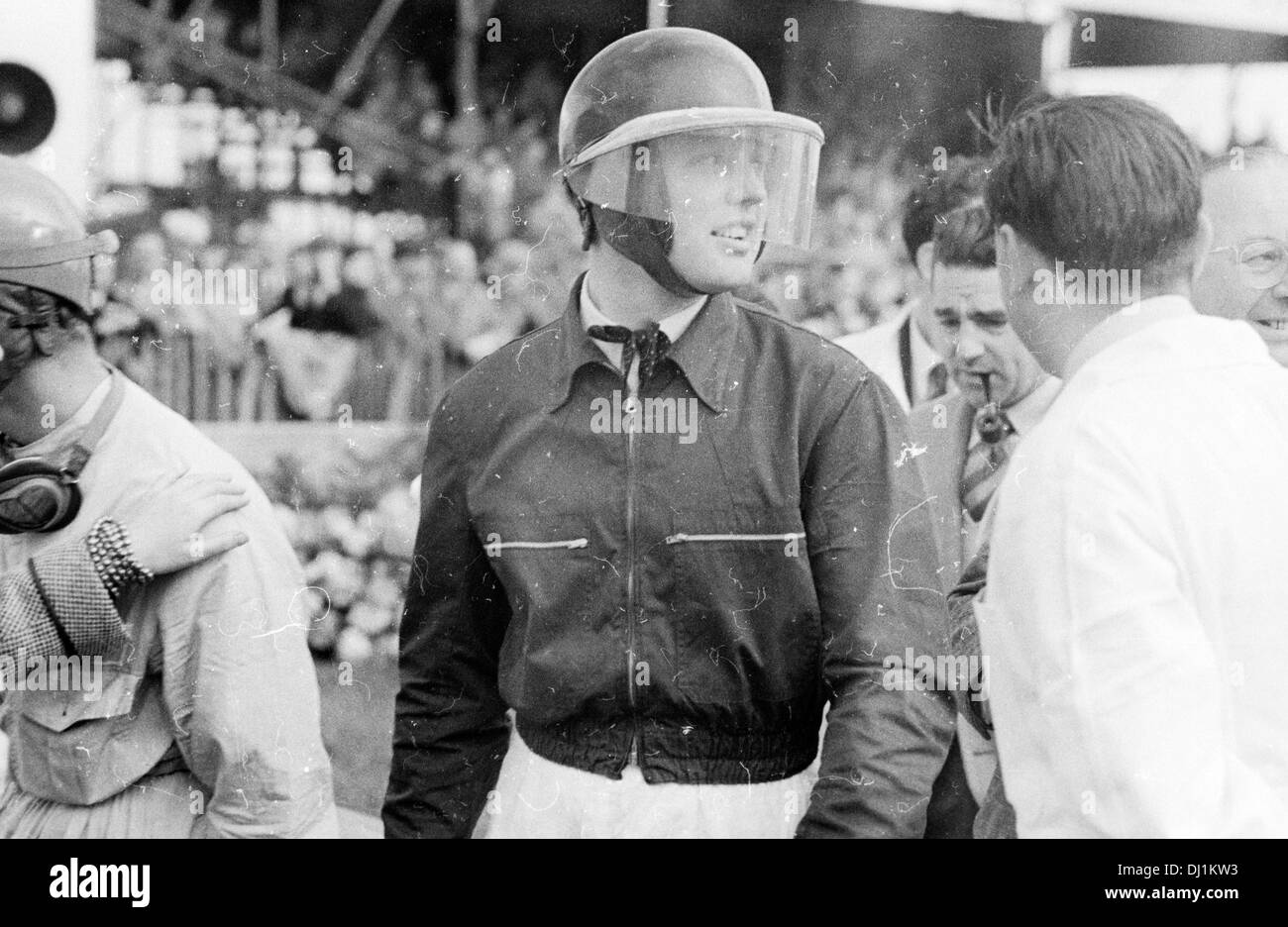 Mike Hawthorn con John Cooper in background tubo di fumo. Goodwood gara internazionale riunione, Inghilterra il 25 settembre 1954. Foto Stock