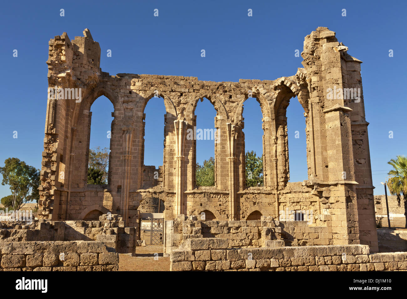 Gli archi delle rovine gotiche della Chiesa di San Giovanni a Famagusta (Gazimagusa) a Cipro. Foto Stock