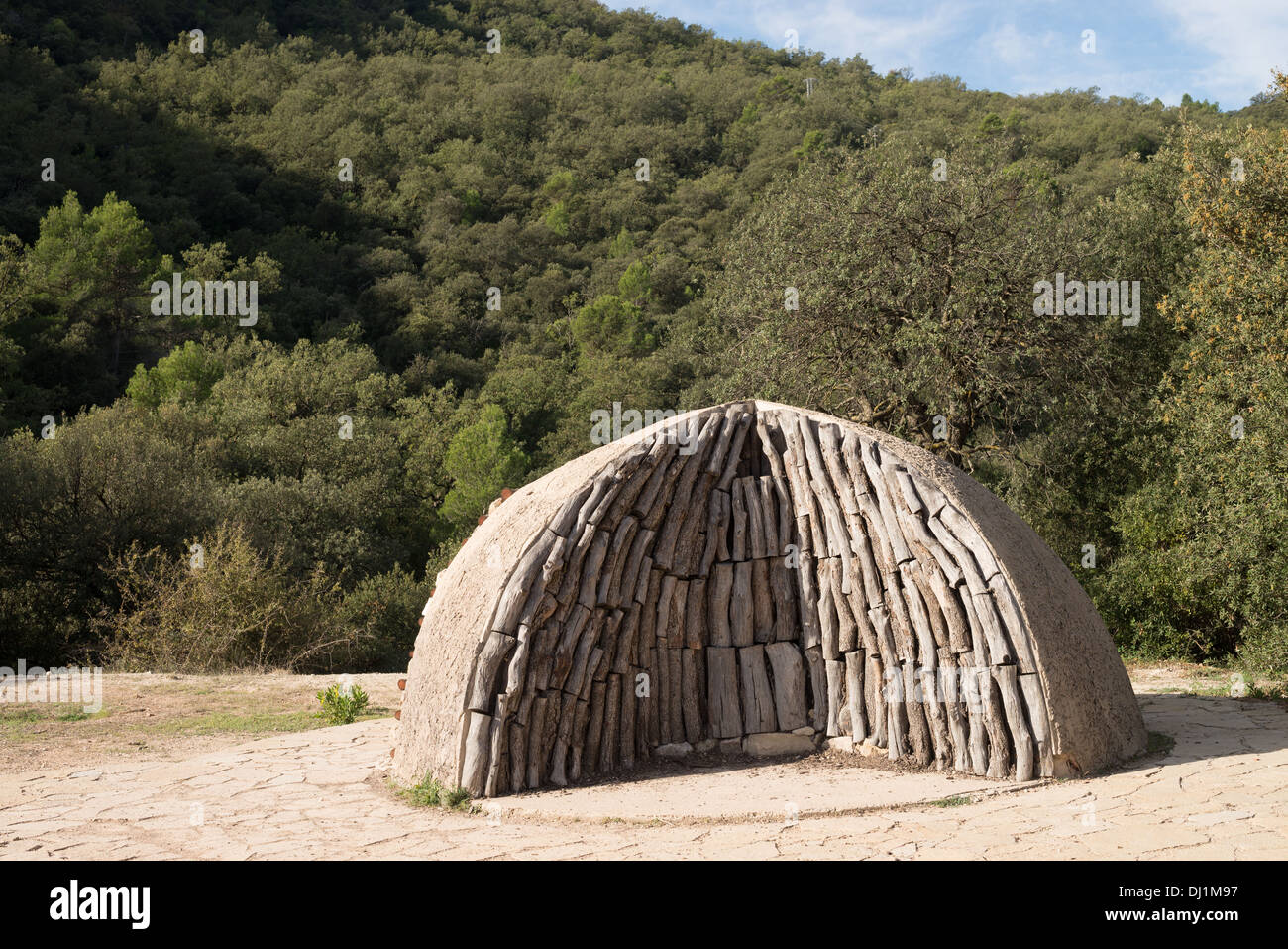 Logs impilati in un tradizionale carbone forno Foto Stock