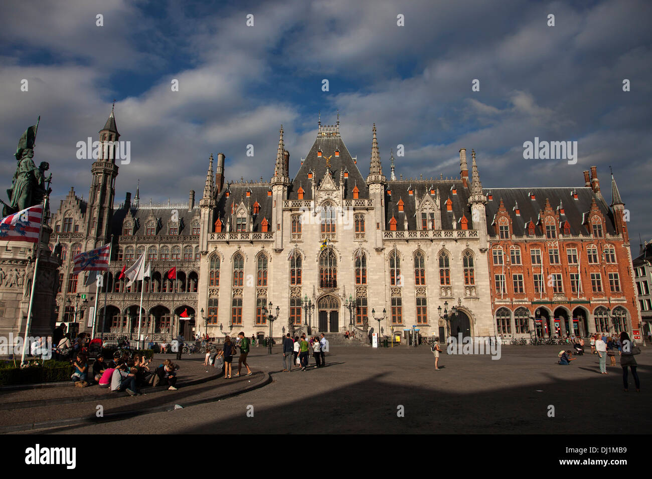 Piazza del mercato Grote Markt e il tribunale provinciale o Provinciaal Hof Bruges, Belgio Foto Stock