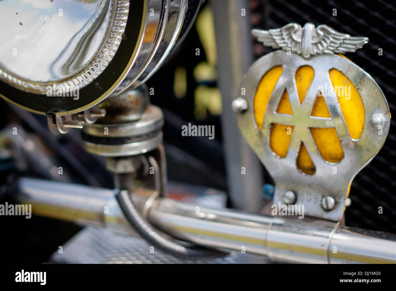 La britannica ufficiale ripartizione AA badge di copertura sulla parte anteriore di un auto classica. Foto Stock