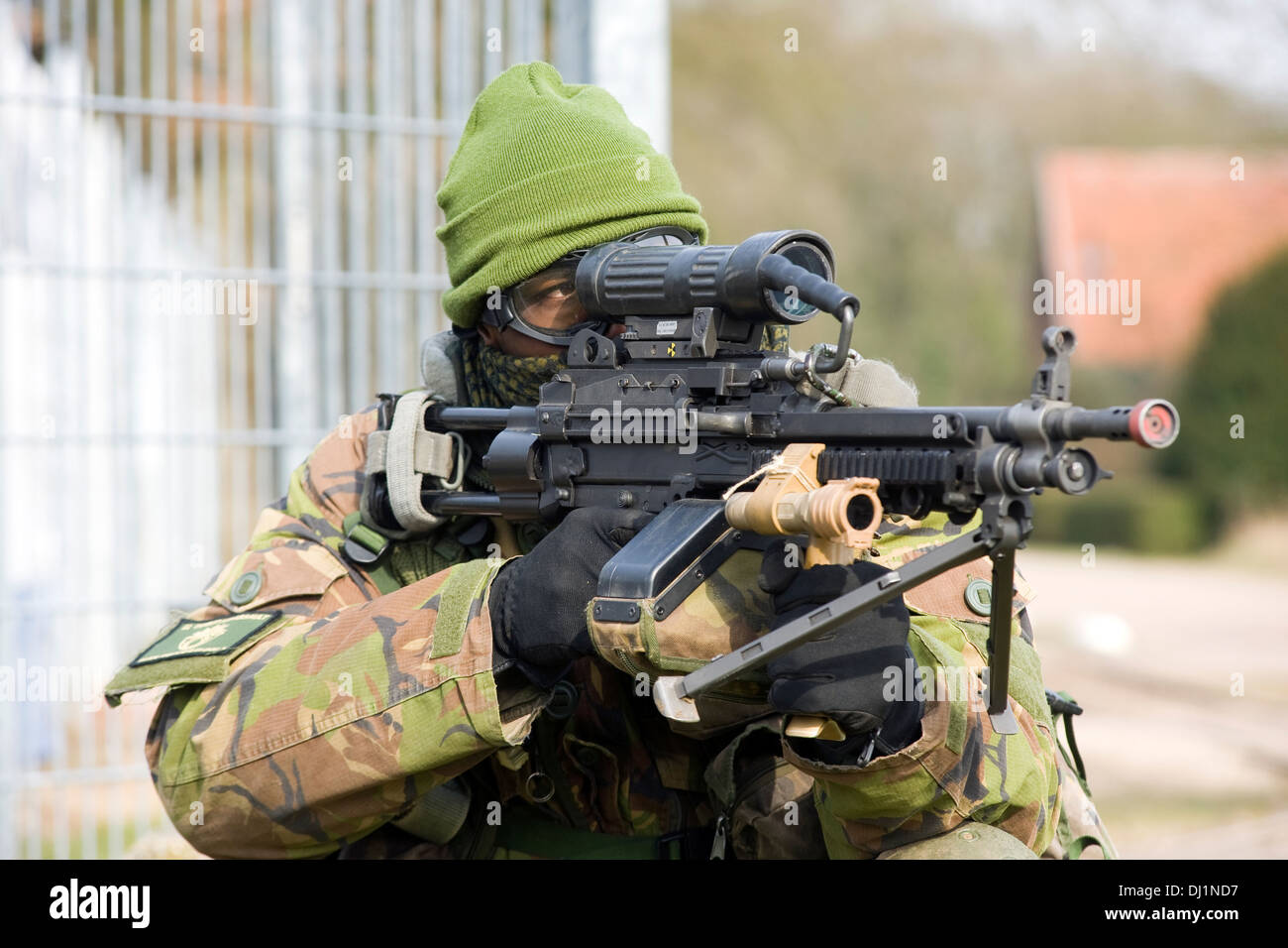 Un soldato dell'esercito olandese sta puntando la sua arma automatica durante un allenamento in inverno Foto Stock