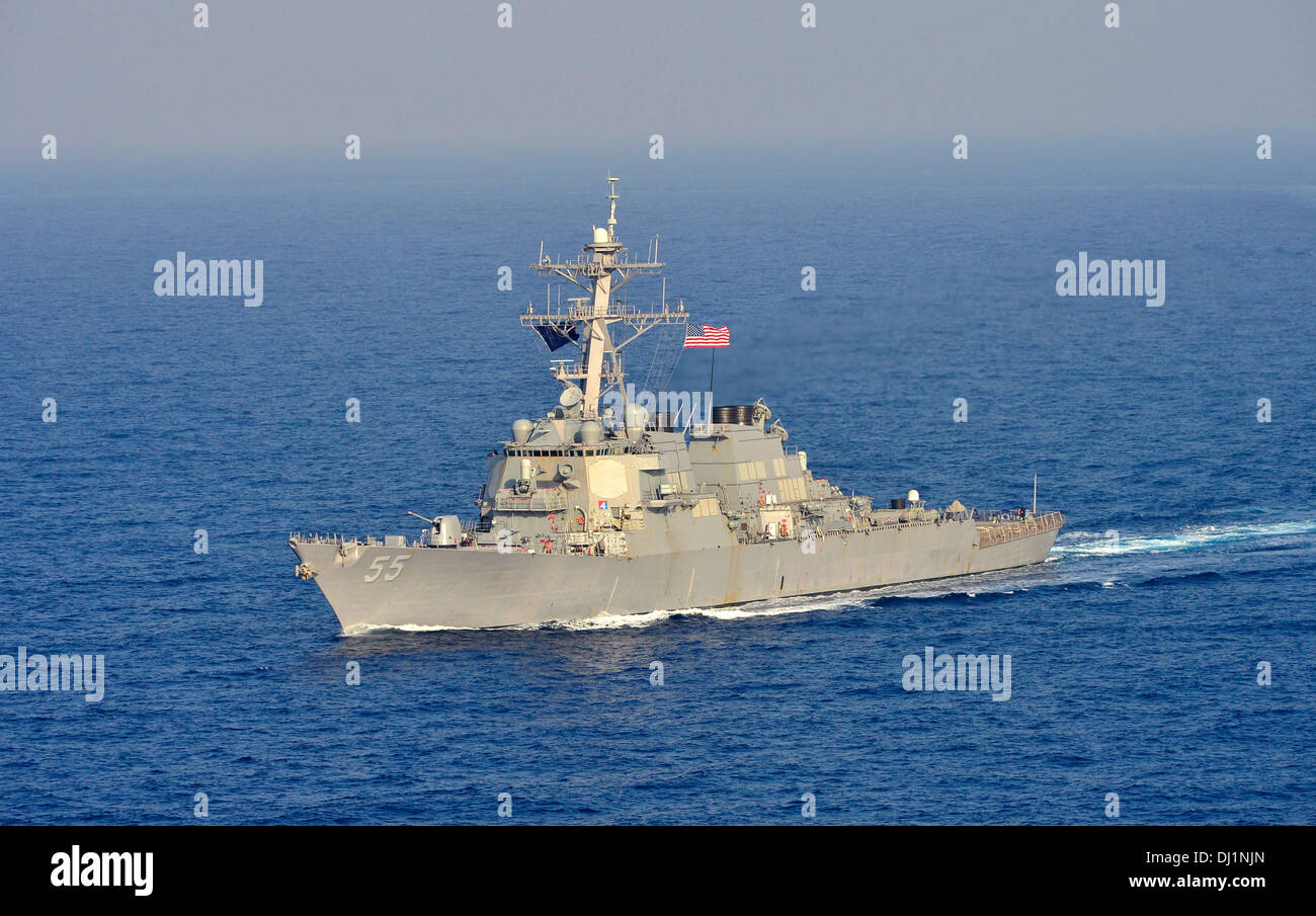 US Navy guidato-missili cruiser USS Stout Novembre 1, 2013 operanti nel Mar Mediterraneo. Foto Stock