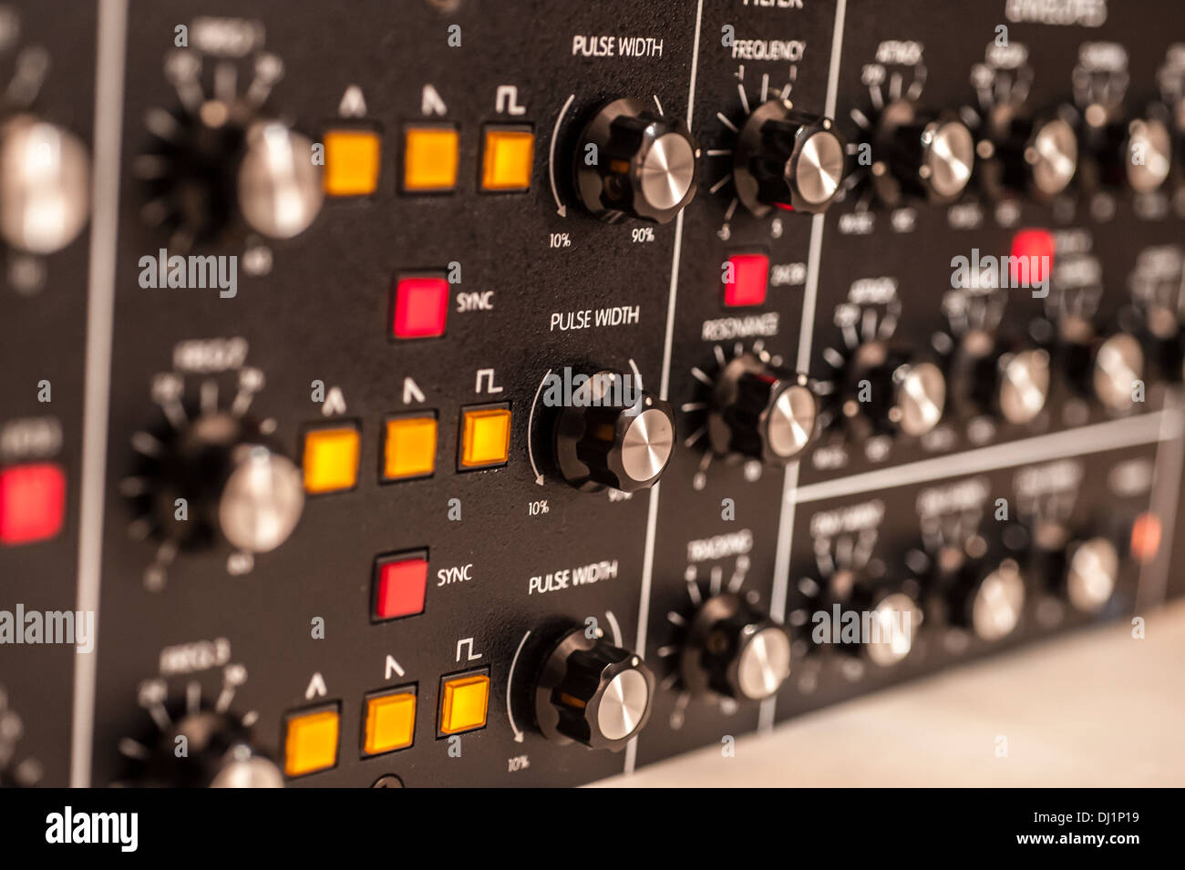 Sintetizzatore analogico con le manopole e i pulsanti, in parte sfocata. Foto Stock