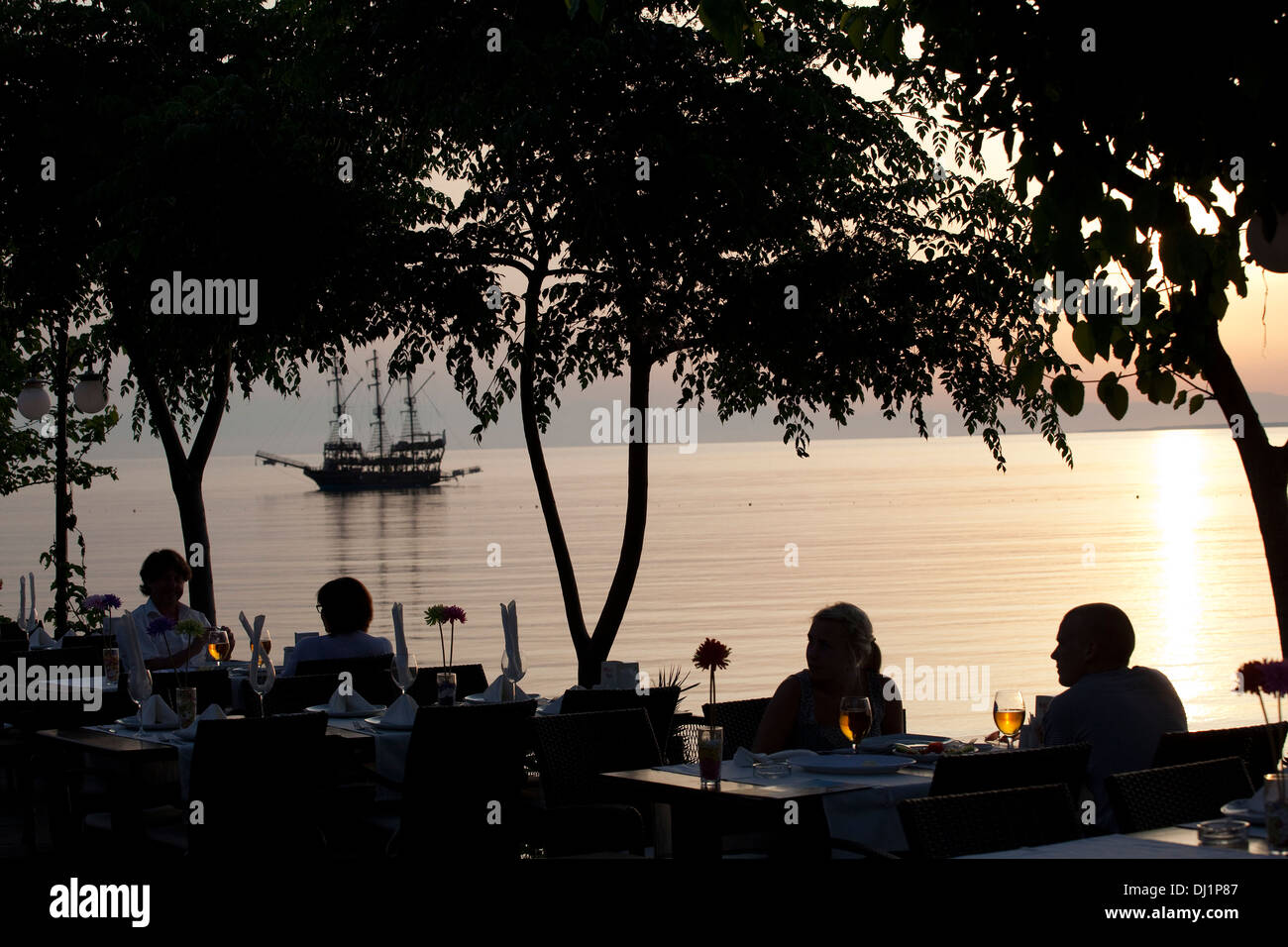 I turisti di pranzare in un ristorante lato Turchia Antalya Foto Stock