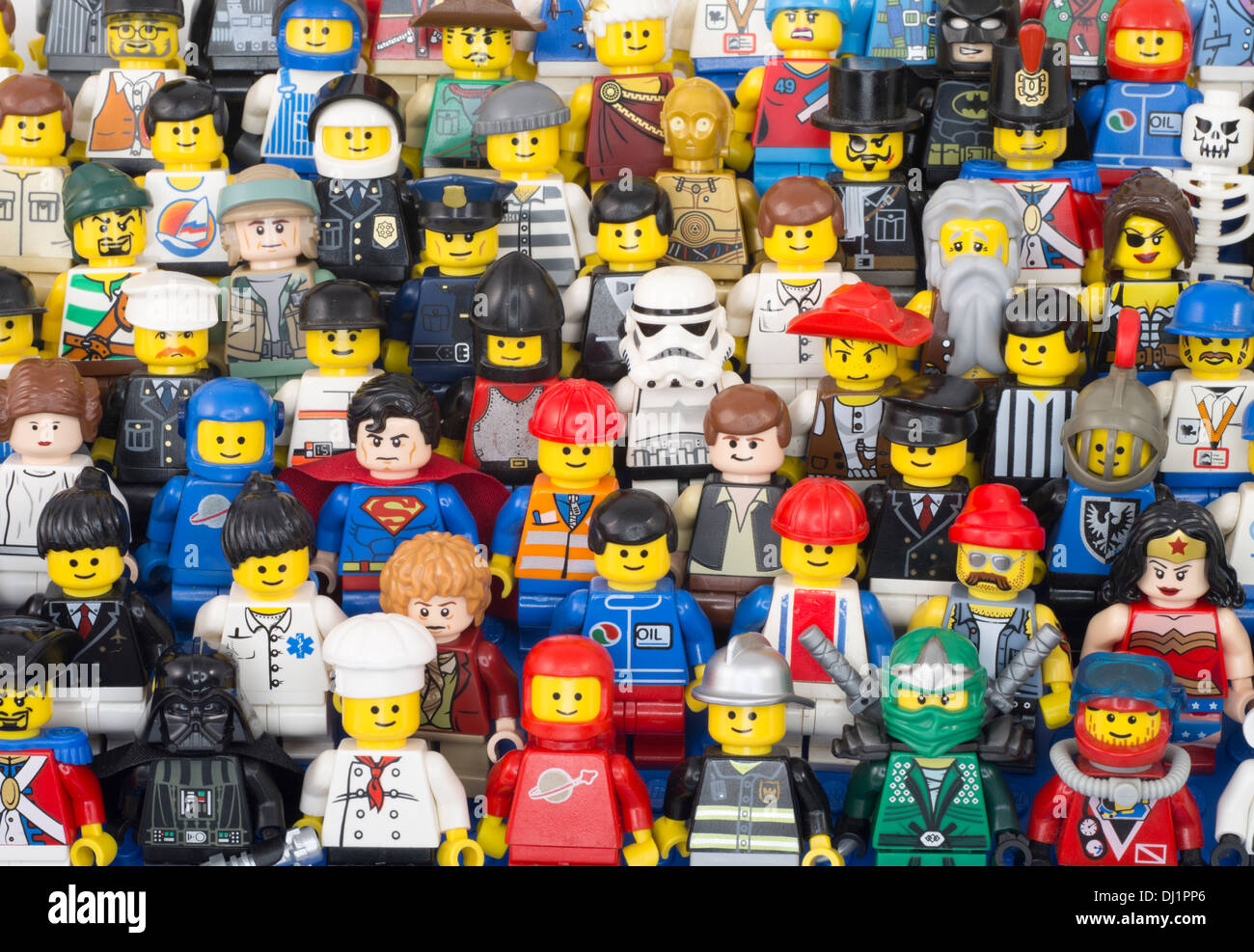 LEGO minifigures sia classiche e moderne versioni dai primi anni ottanta spaceman di Stormtroopers e un Hobbit. Foto Stock