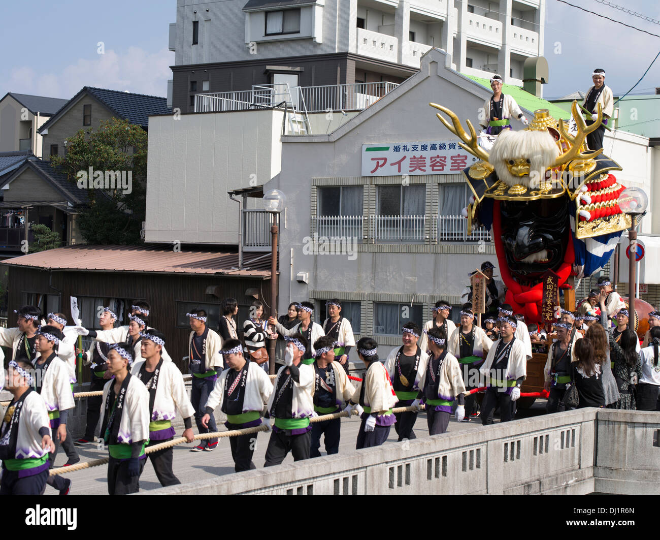 Il guerriero casco di Shingen Takeda galleggiante, Karatsu Kunchi Festival, Karatsu City, Saga Prefettura, Giappone Foto Stock