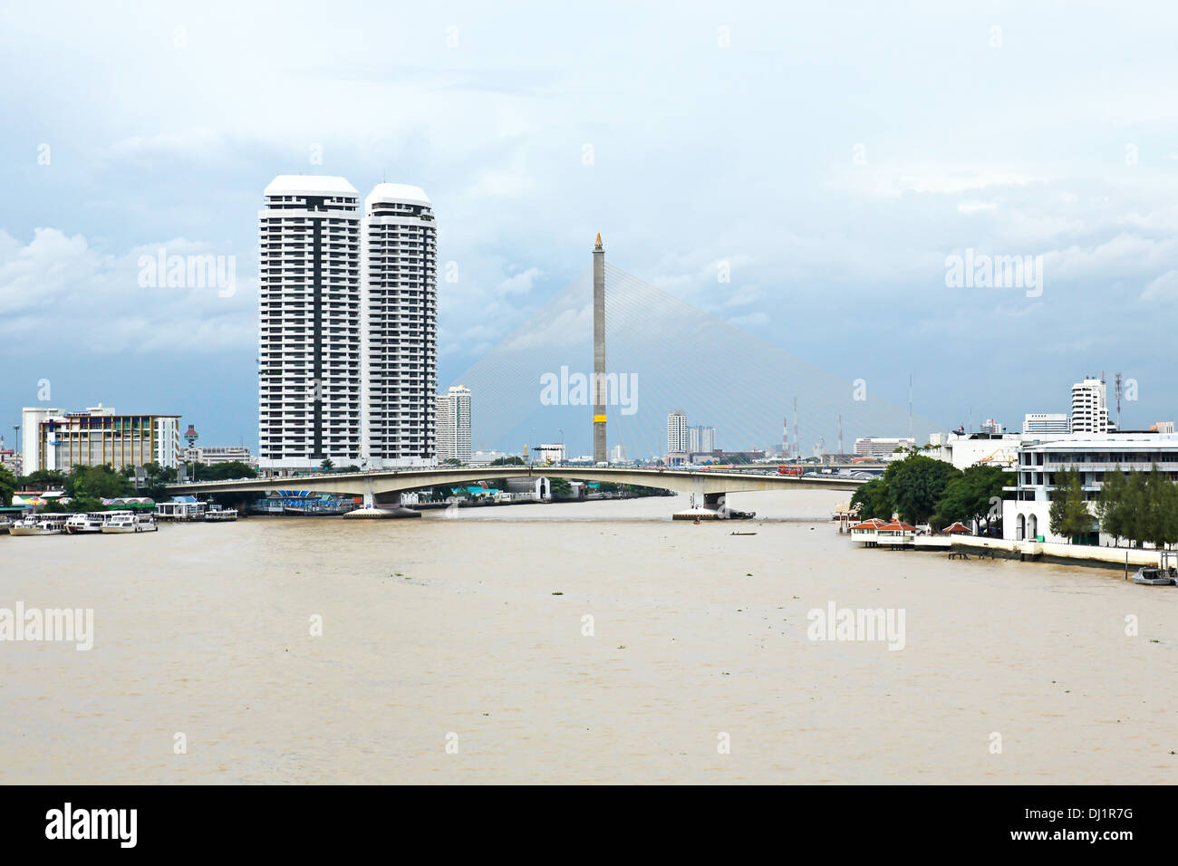 Vista aerea della città di Bangkok con il Fiume Chao Phraya Foto Stock