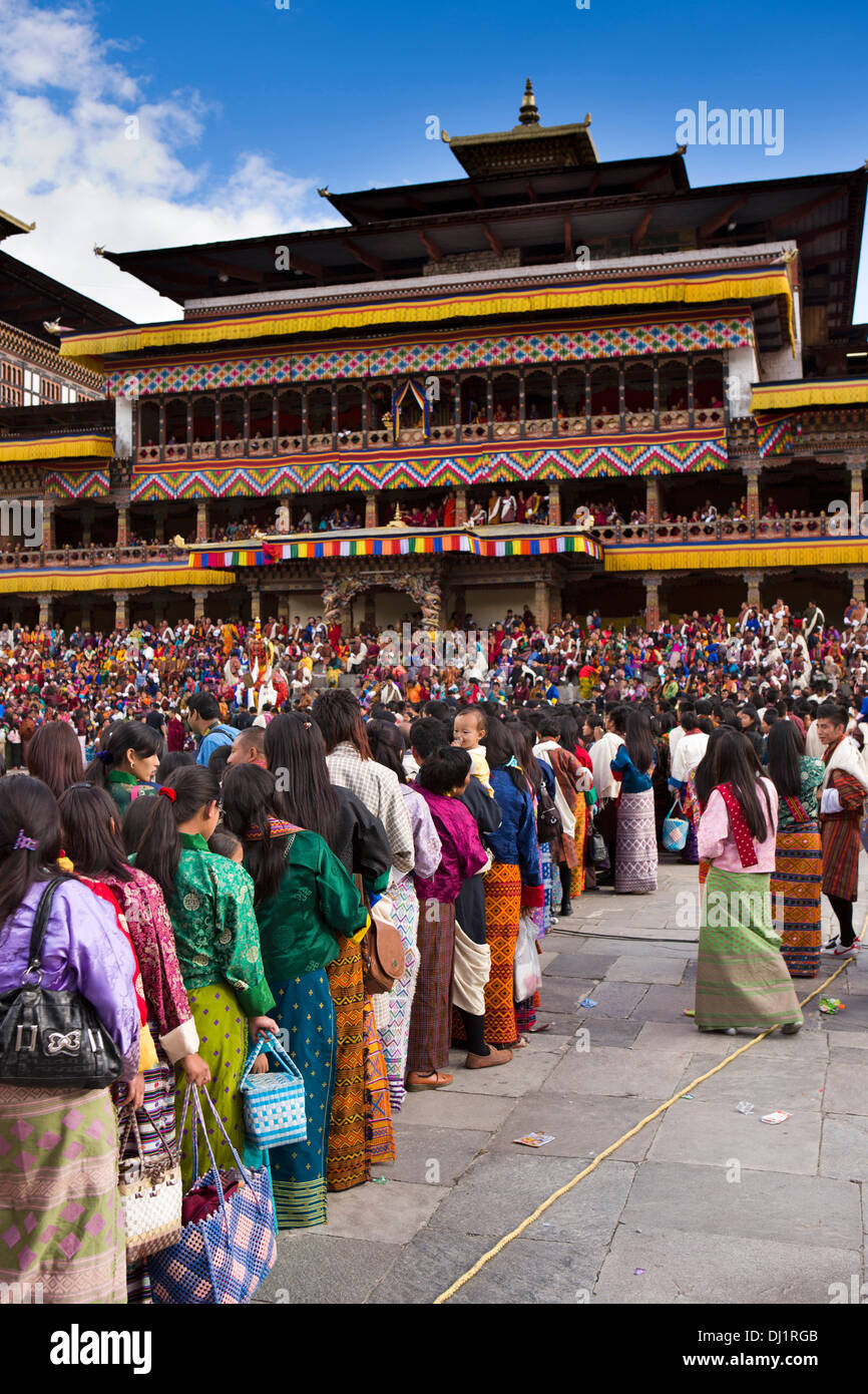 Il Bhutan, Thimpu Dzong, Tsechu annuale, devoti accodamento per benedizione dal signore della morte Foto Stock