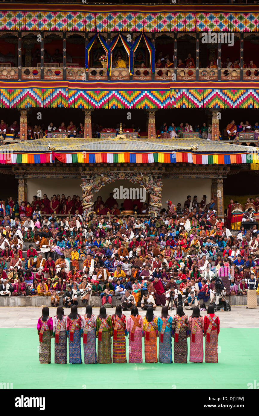 Il Bhutan, Thimpu Dzong, Tsechu annuale, femmina ballerini folk di eseguire tra danze Foto Stock