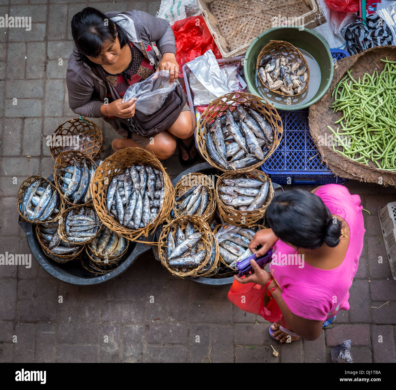 Donna di vendita del pesce al mercato locale in Ubud, Bali, Indonesia Foto Stock