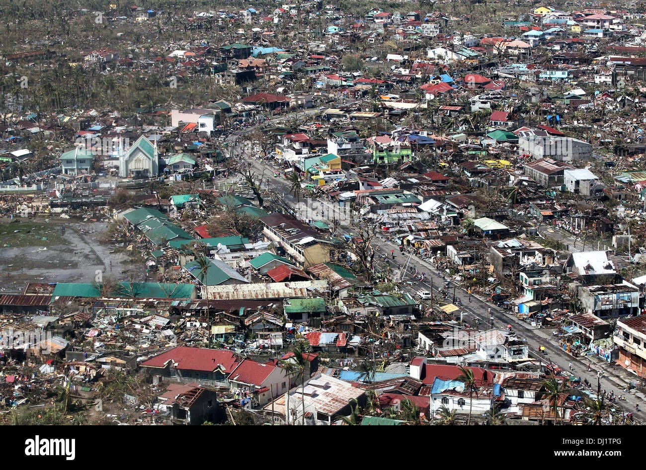 Vista aerea del danno causato da Super Typhoon Haiyan Novembre 9, 2013 in Tacloban, Filippine. Foto Stock