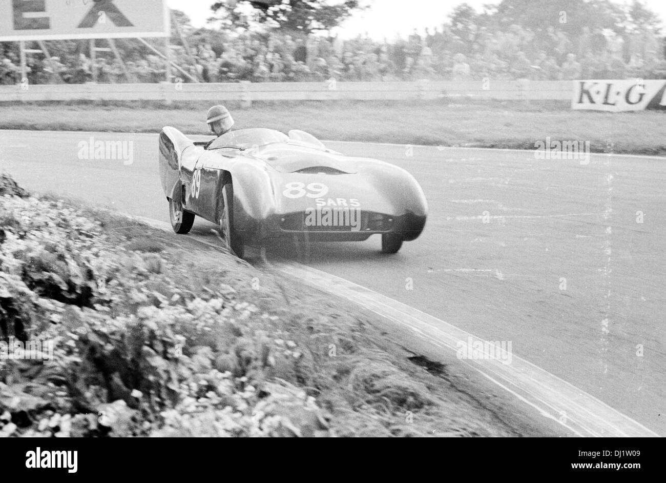 Colin Chapman nelle sue famose opere Lotus Mark VIII "AR 5' nel Goodwood gara internazionale, in Inghilterra il 25 settembre 1954. Foto Stock