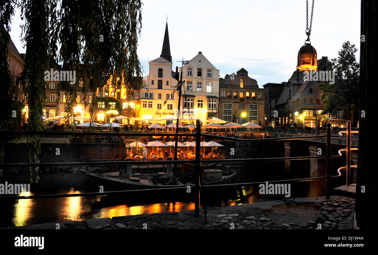 Non è una coincidenza chiamato la vecchia città anseatica di Lüneburg, La Perla del mattone gotico, quasi la più alta densità di ristoranti in Germania. Essa fornisce il numero giornaliero di visitatori provenienti da tutto il mondo che visitano questa interessante città. La grande h Foto Stock
