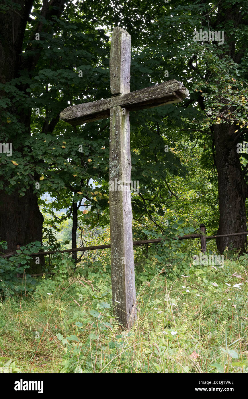 Croce di legno nel cimitero abbandonato in Luch Bieszczady Parco Nazionale della Polonia del sud-est Europa Foto Stock