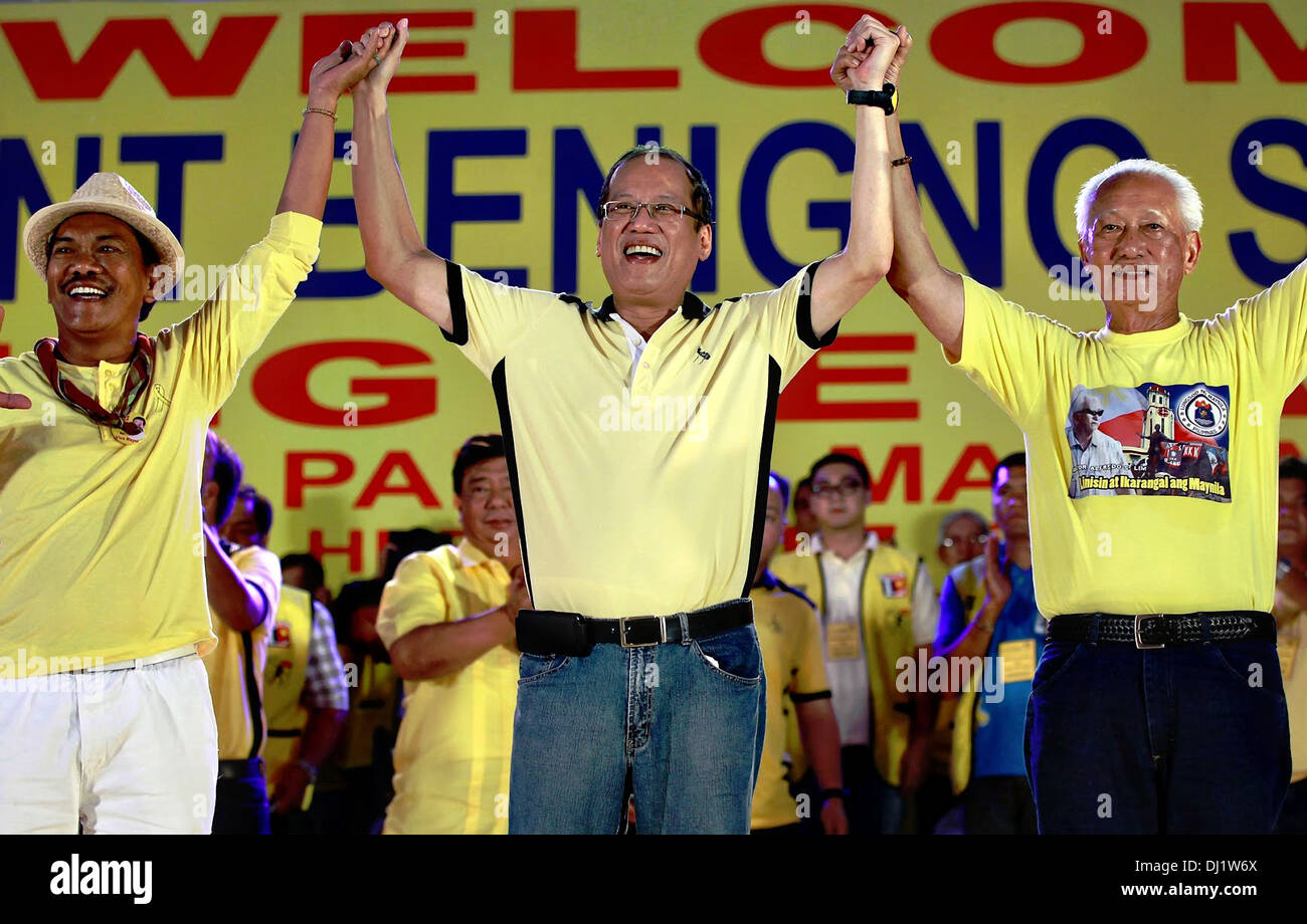 Il presidente filippino S. Benigno Aquino III è unita da parte liberale candidati durante il Miting de Avance della Lp a La Plaza Hernandez Maggio 9, 2013 a Manila nelle Filippine. Foto Stock