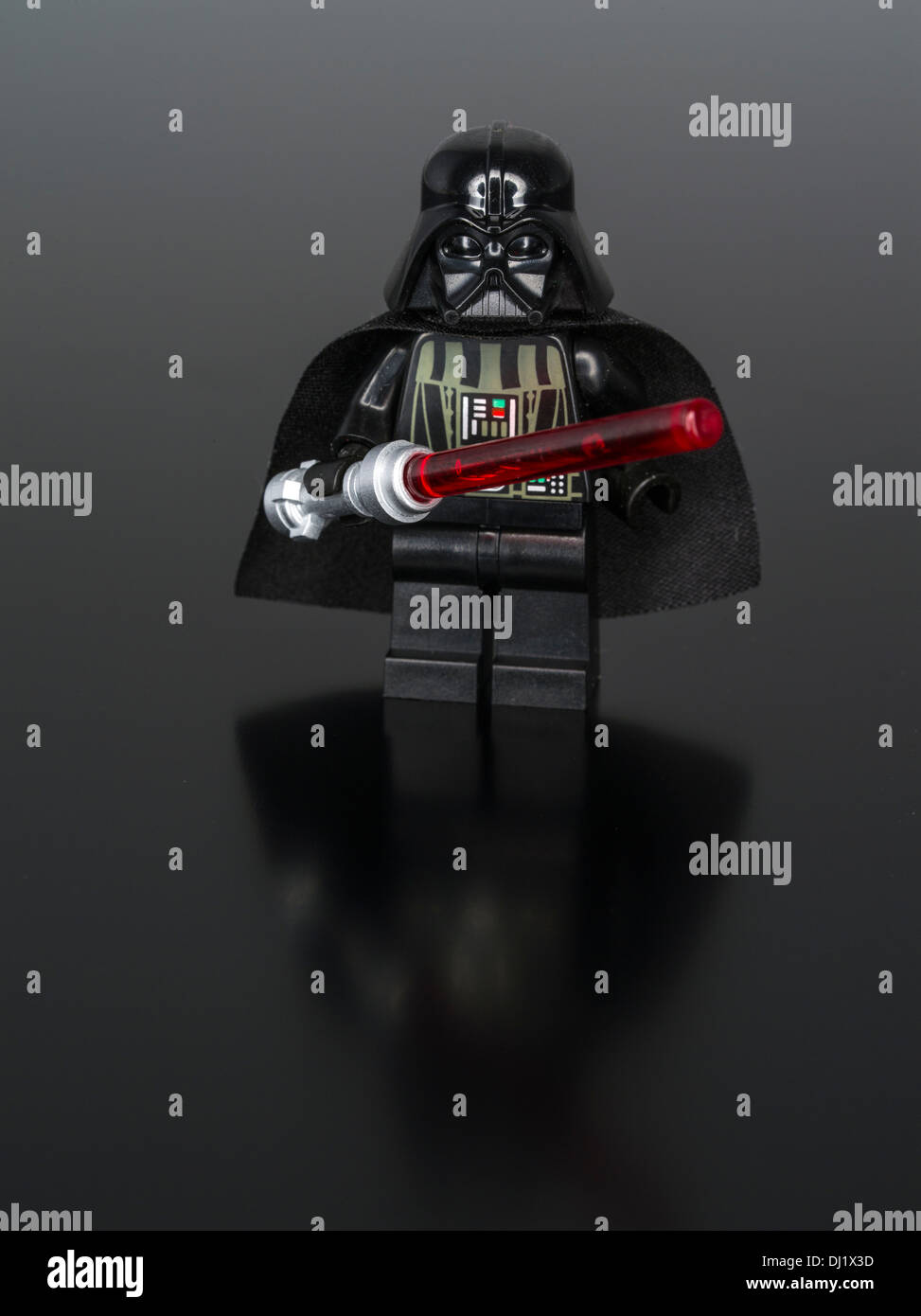 Lego Star Wars Minifigure Darth Vader con spada laser Foto Stock