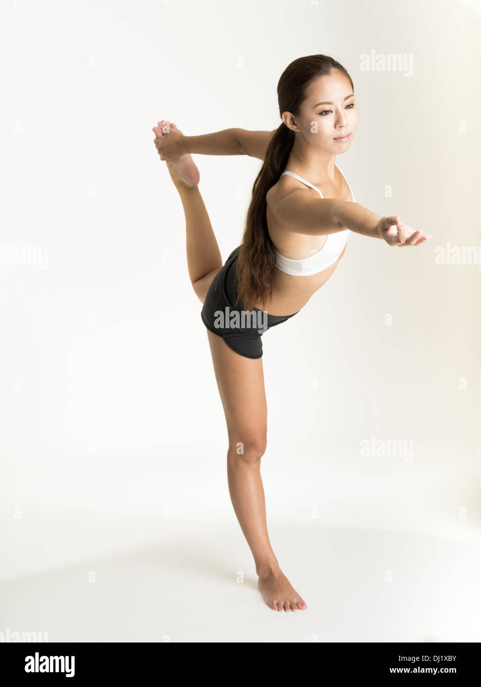 Donna Giapponese le pratiche yoga, meditazione, stretching e consapevolezza per ottenere la salute fisica e spirituale Foto Stock