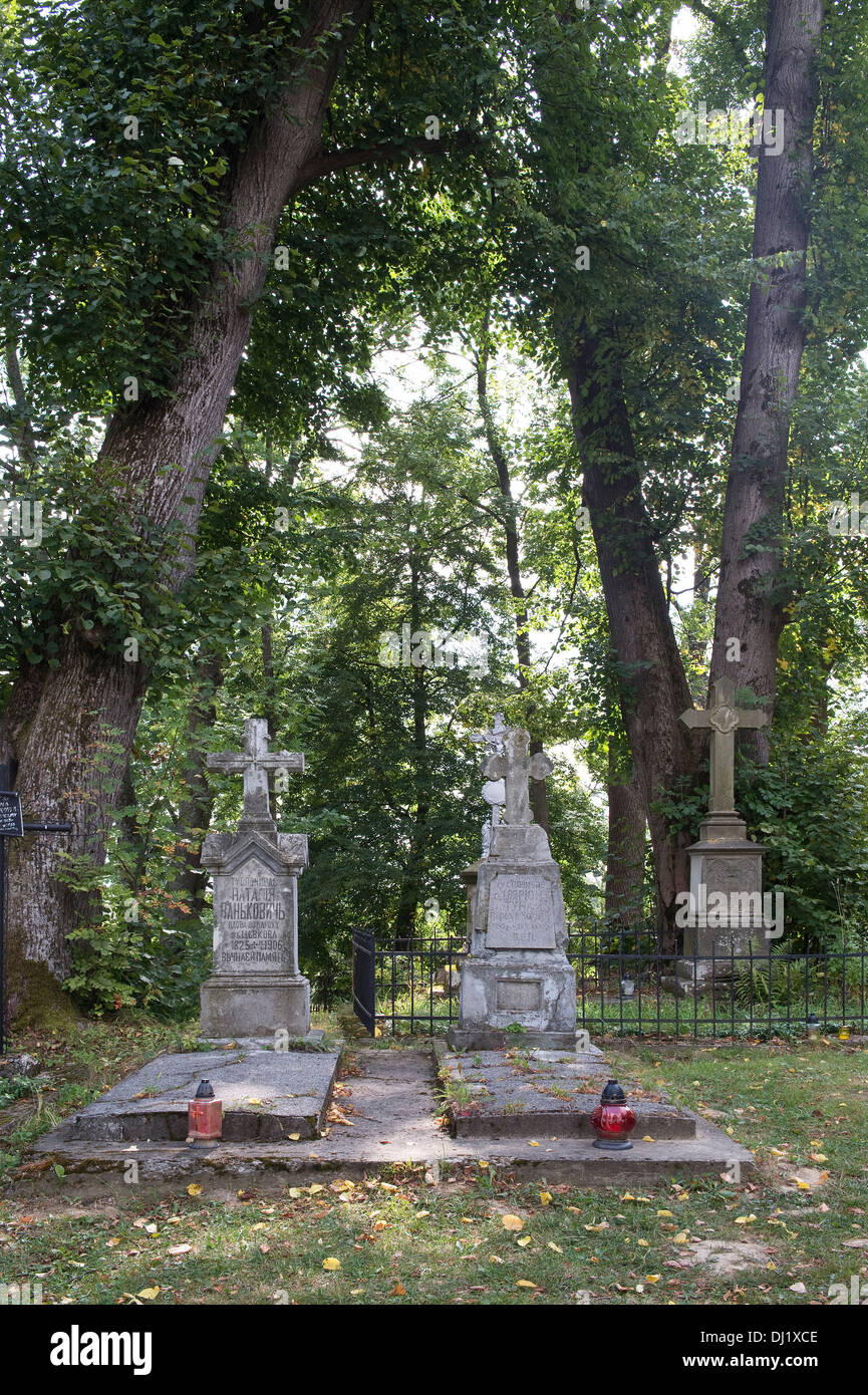 Graves dal 1906 con il cirillico iscrizione sul terreno della chiesa greco ortodossa (Cerkiew) nel villaggio di Czarna Bieszczady Polonia Foto Stock