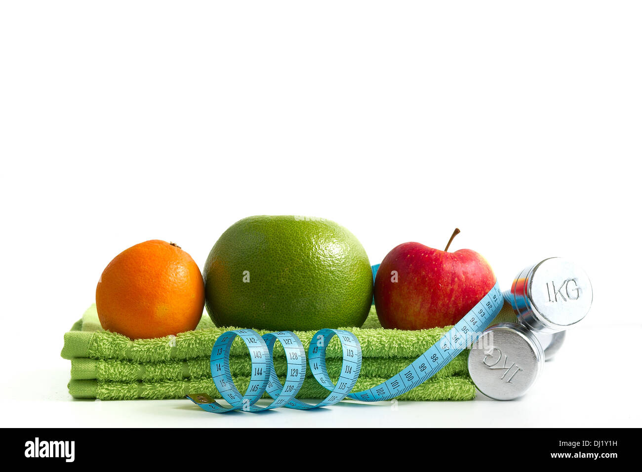 Frutti e manubri fitness in uno sfondo bianco. Foto Stock
