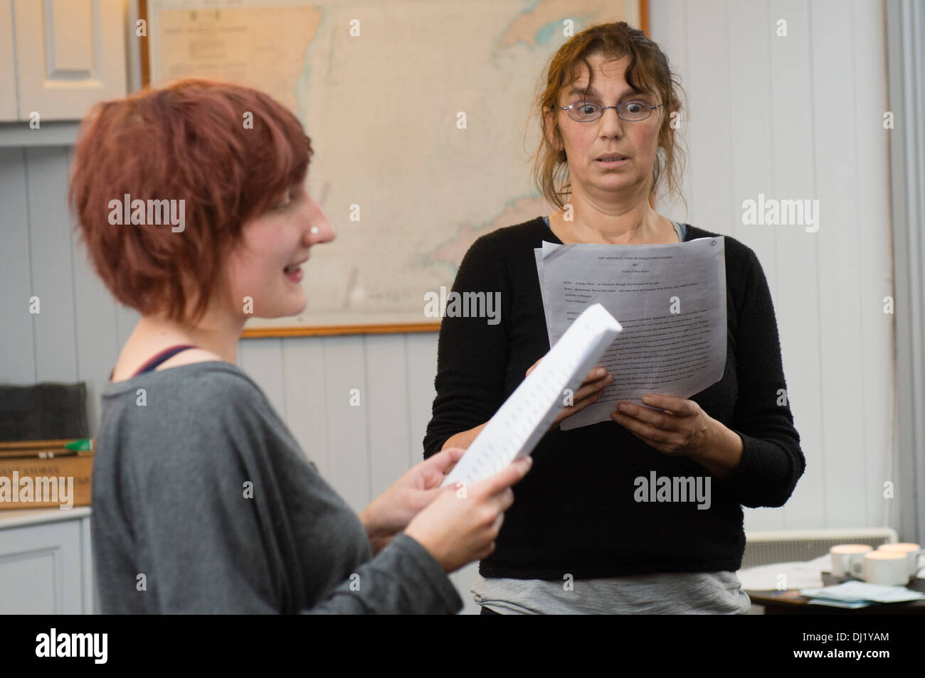 Due donne amatoriali attori leggendo i propri script in una prova per un  dramma teatrale giocare UK Foto stock - Alamy
