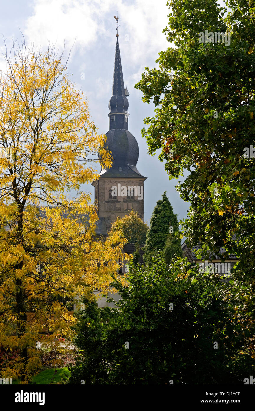 Centro storico di Wermelskirchen mostra la torre della chiesa evangelica, NRW, Germania. Foto Stock