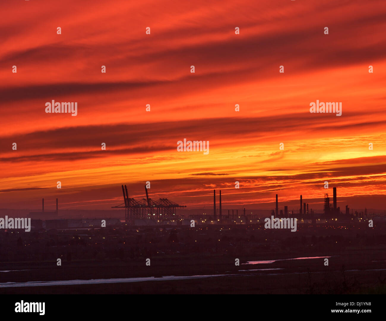 London Gateway Port al tramonto. Foto Stock