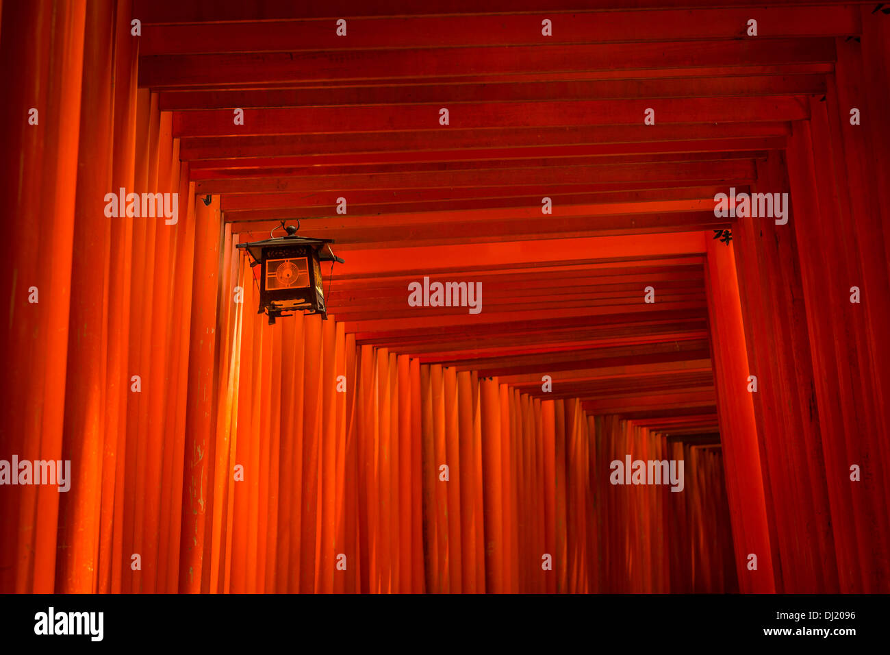 La passerella con torii che conduce al santuario interiore, Fushimi-inari Taisha sacrario scintoista, Fushimi-ku, Kyoto, prefettura di Kyoto, Giappone Foto Stock