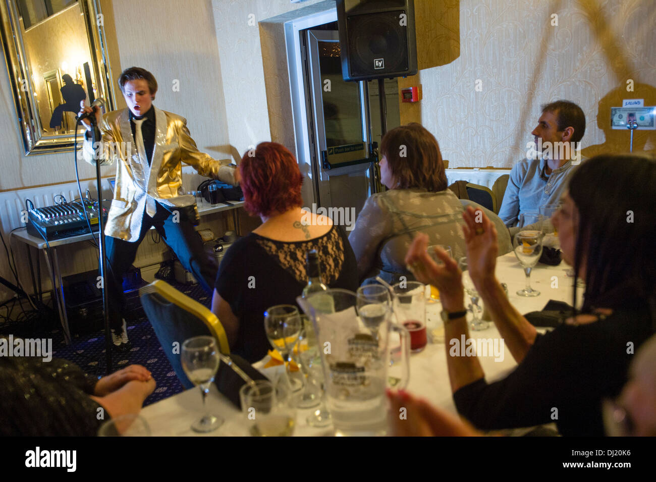 Chris Tierney, funziona come un giovane Elvis Presley in un omaggio di notte, Marine Hotel Aberystwyth REGNO UNITO Foto Stock