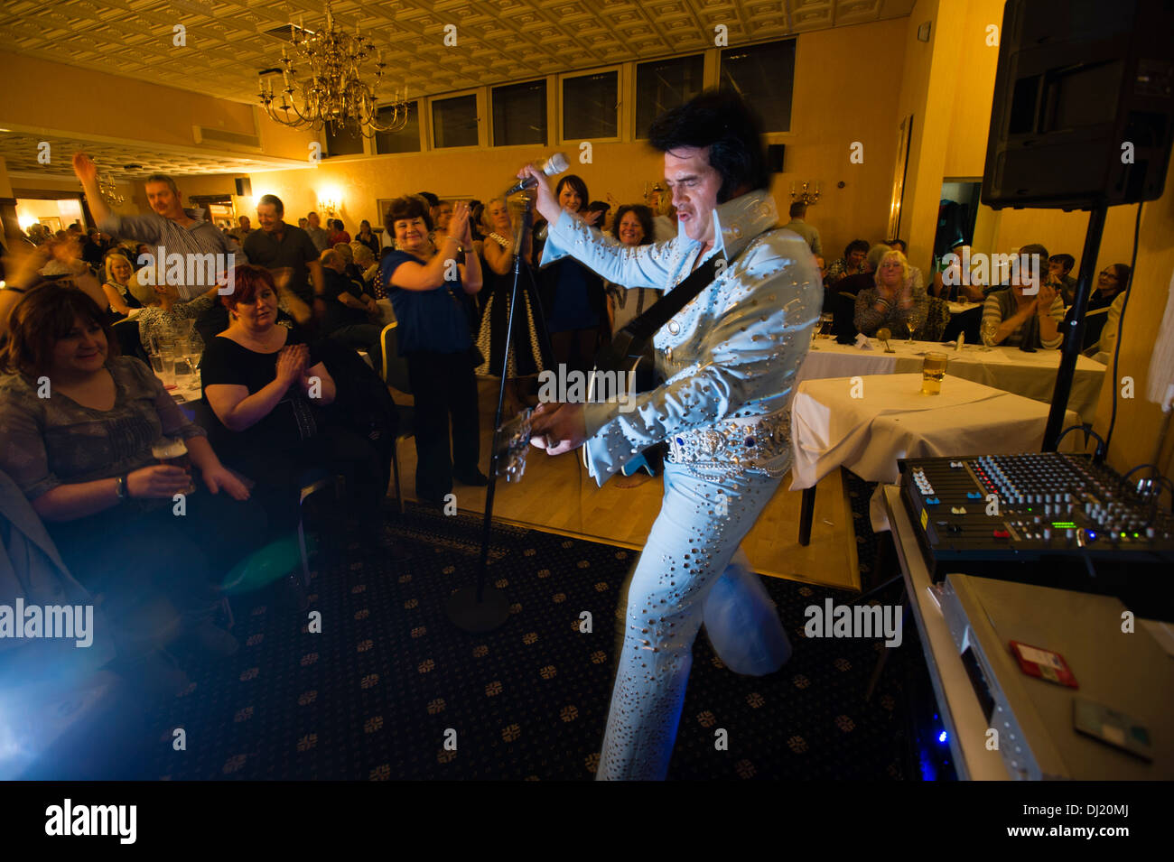 Darren Graceland Jones, effettuando in corrispondenza di un Elvis Presley tribute night, Marine Hotel Aberystwyth, Regno Unito Foto Stock