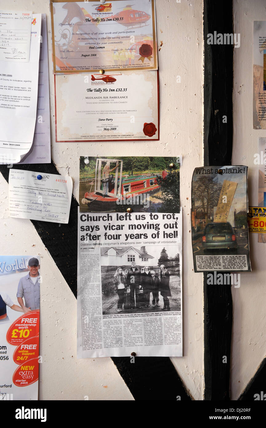 Un pub locale in bacheca presso il Tally Ho Inn con un ritaglio di giornale che dettaglia una parrocchiani controversia con il reverendo Mark Sharpe Foto Stock