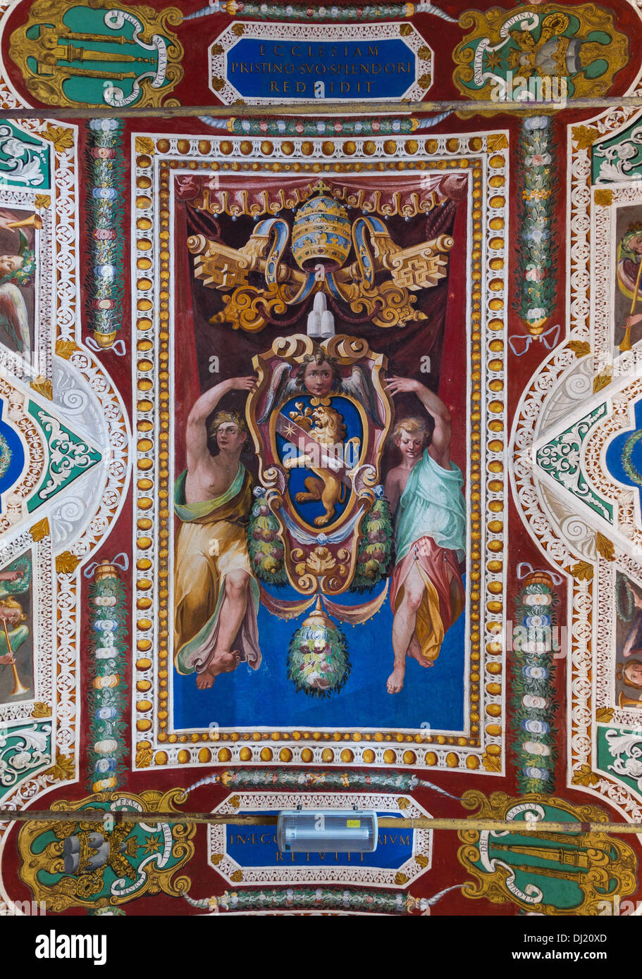 Stemma di Papa Sisto V, soffitto della galleria delle carte geografiche. Foto Stock