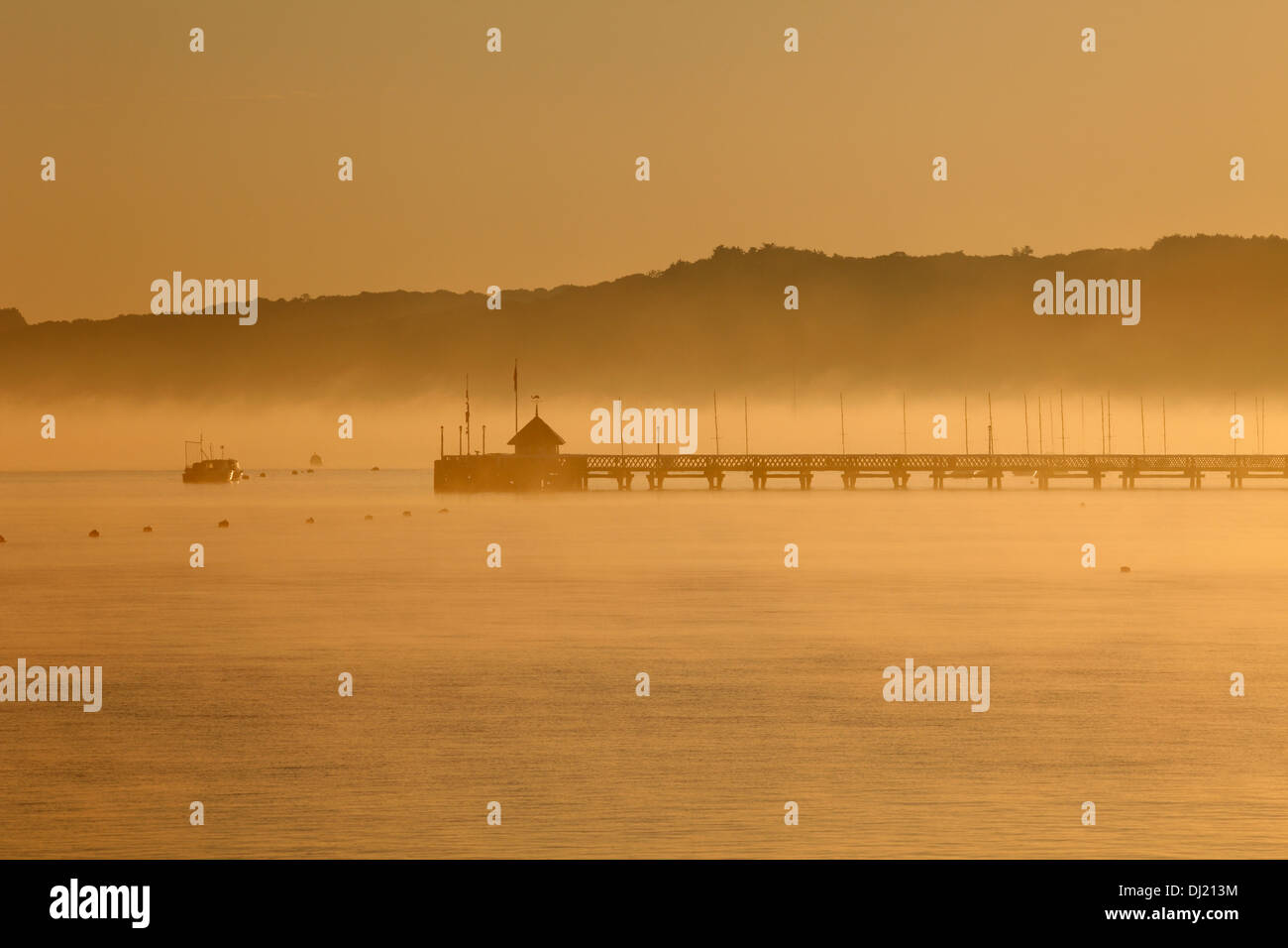Yarmouth Pier e il mare di Yarmouth in early morning light foschia marina Yarmouth Isle of Wight Hampshire Inghilterra Foto Stock