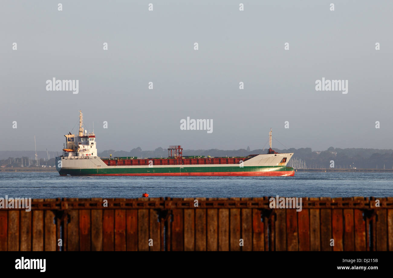 MV Paula C nave da carico generale on Solent off Yarmouth Isle of Wight Hampshire Inghilterra Foto Stock