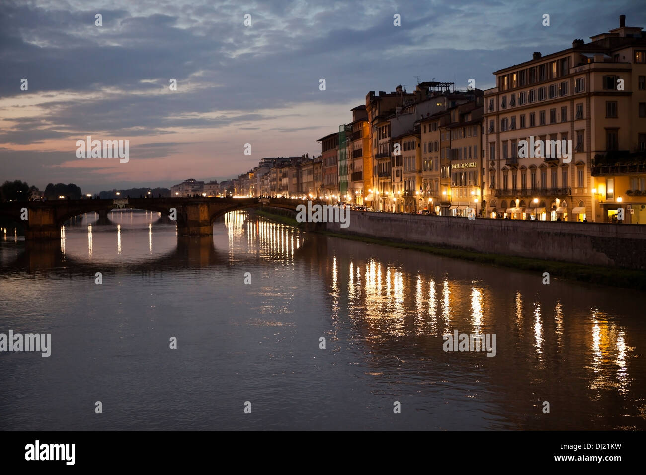 Notte riflessioni oltre il Fiume Arno, Firenze. Foto Stock