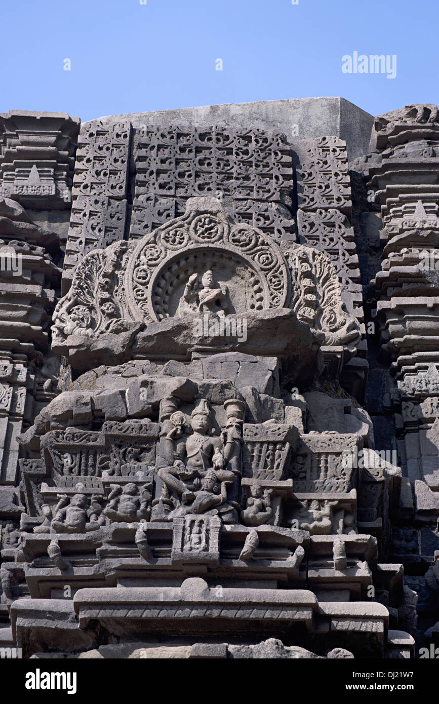 Shiv Mandir, Ambarnath, Maharashtra, India. Shiva in altamente ornate Shukanasika rivolta verso ovest. Foto Stock