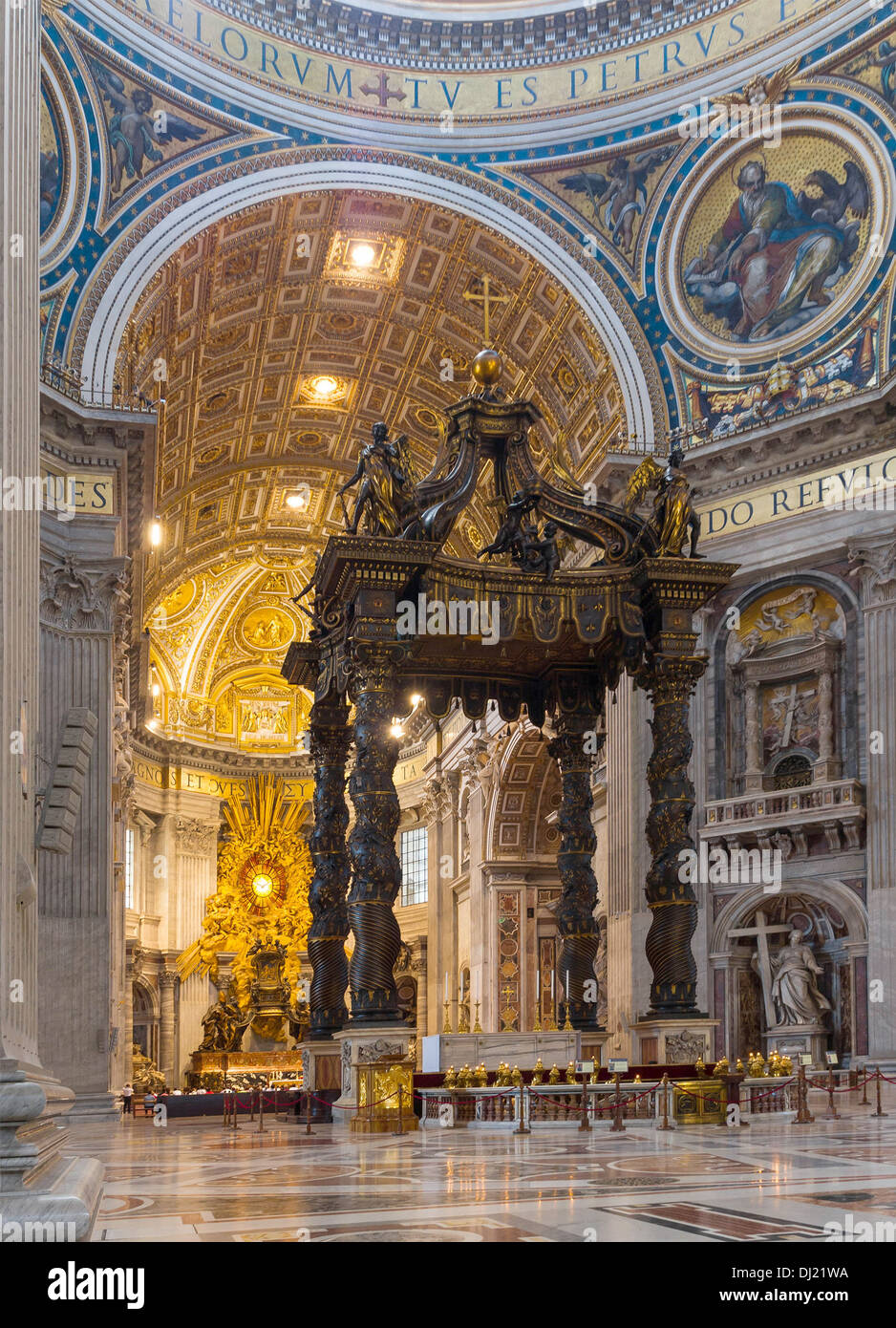 Baldacchino del Bernini, altare e absid, la Basilica di San Pietro e la Città del Vaticano. Foto Stock