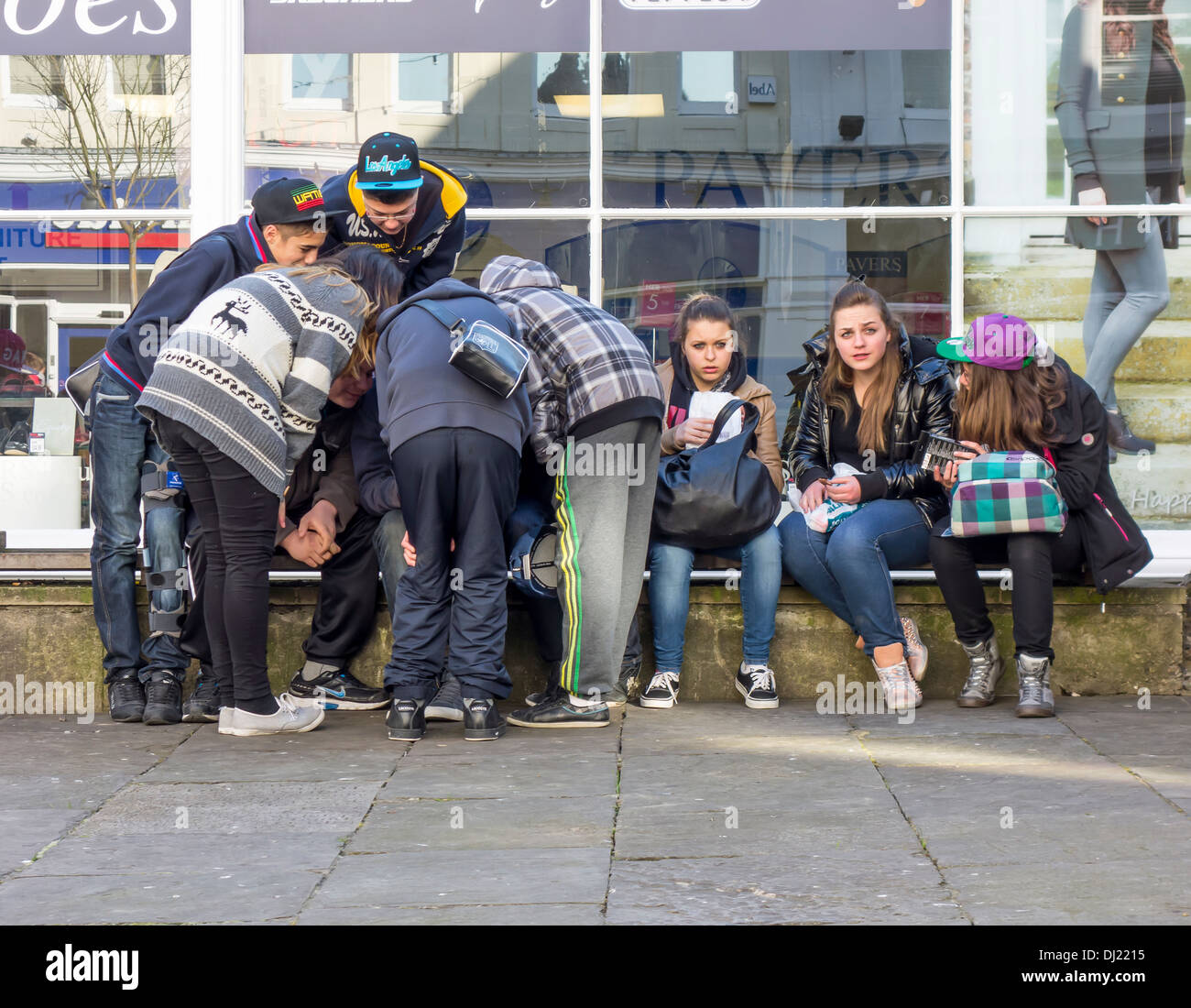 Pista del gruppo giovani ragazzi ragazze adolescenti ragazzi Foto Stock